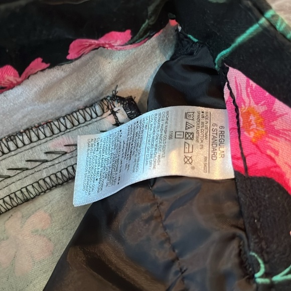 Old navy pixie mix-rise pants, size 6 regular. - Picture 3 of 3